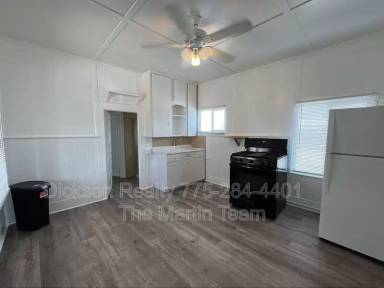 Main picture of 1027 1/2 W 2nd St