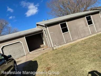 Main picture of 2924 W Maxwell Ave