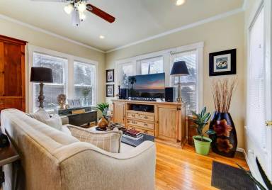 Main picture of 400 W Lynwood Ave