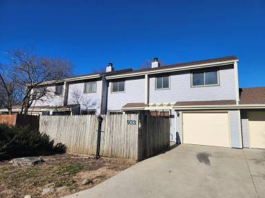 Main picture of 933 Breezewood Cir