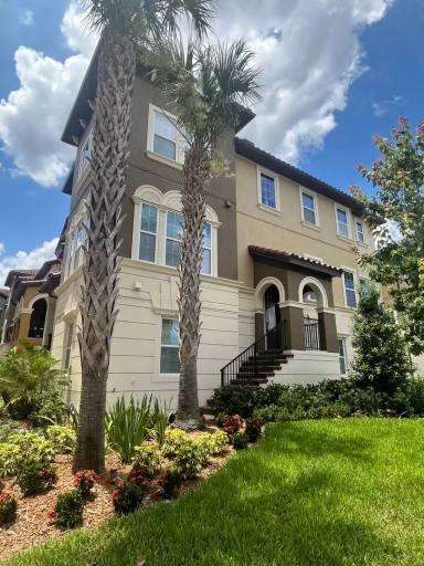 Main picture of 1000 Parma Cir