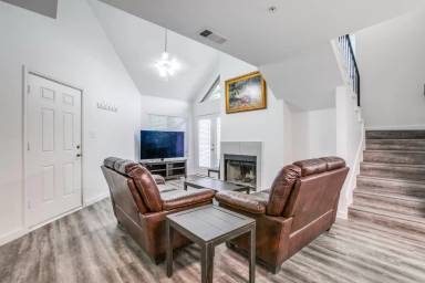 Main picture of 9829 Walnut St