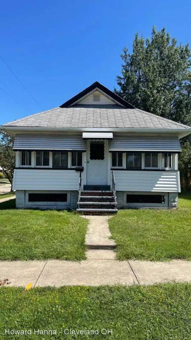 Main picture of 845 E 230th St