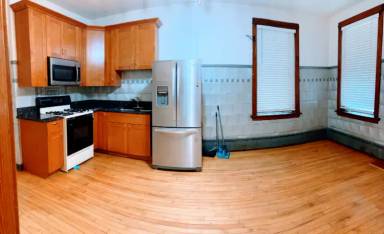 Main picture of 1633 W 37th Pl