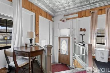 Main picture of 121 1st St