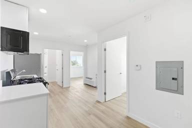 Main picture of 7655 S San Pedro St