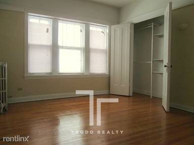 Main picture of 816 W Waveland Apartments