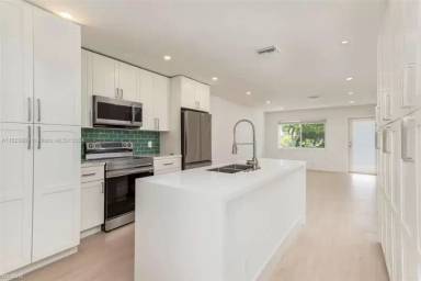 Main picture of 1411 NE 30th Ct