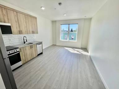 Main picture of 2425 NE Alberta St