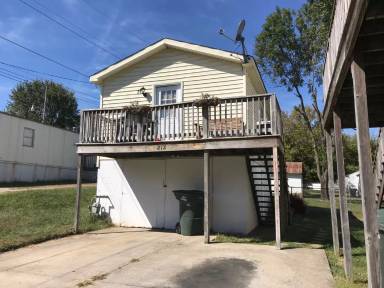 Main picture of 212 E Hillcrest Dr