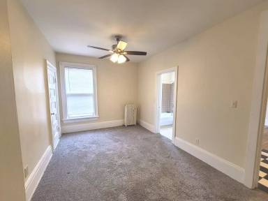 Main picture of 922 E Knapp St