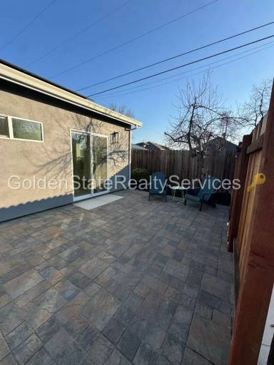 Main picture of 329 Pleasant St