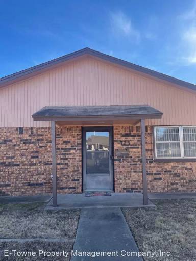 Main picture of 723 W Maple Ave
