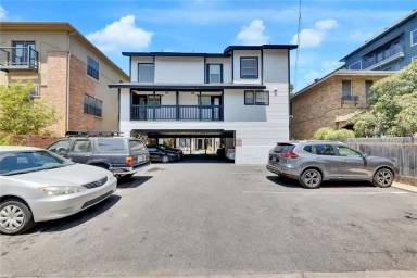 Main picture of 912 W 22nd 1/2 St