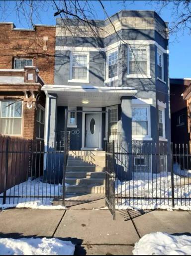 Main picture of 830 E 90th St