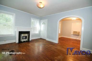 Main picture of 210 College St