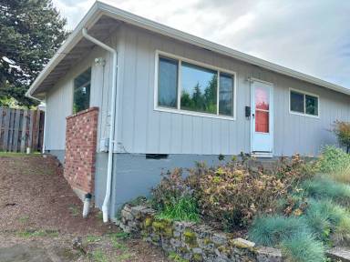 Main picture of 9004 NE Oregon St