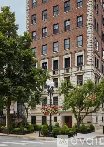 Main picture of 1366 N Dearborn St