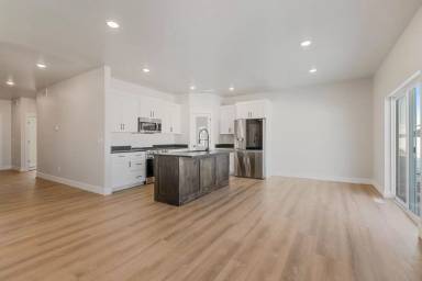 Main picture of 550 S Austin Ave