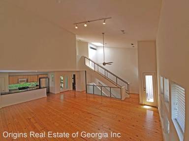 Main picture of 920 Memorial Dr SE