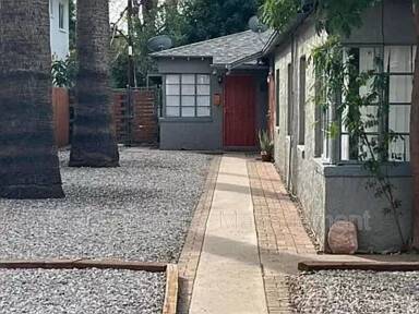 Main picture of 2501 E Clarendon Ave