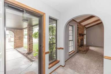 Main picture of 6910 Manor Cir