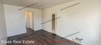 Main picture of 1006 N Lake St