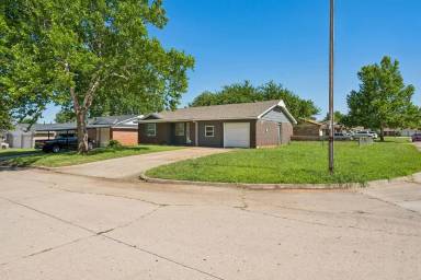 Main picture of 4008 SE 46th St