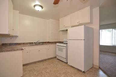 Main picture of 884 Woodlawn Ave