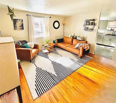 Main picture of 1003 W 10th St