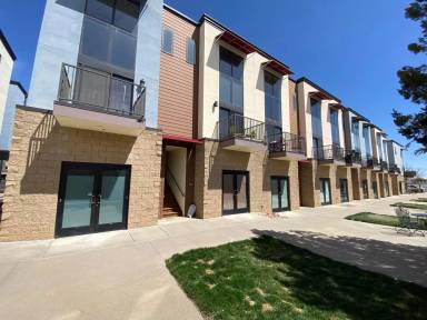 Main picture of 4645 Broadway St