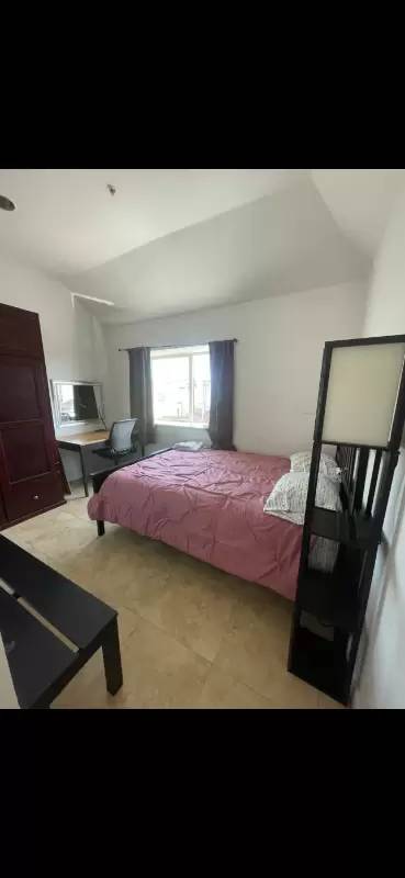 Main picture of 2421 Hunter St