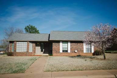 Main picture of 1503 S Berkshire Dr