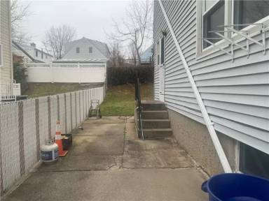 Main picture of 208 Robinson Ave