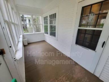 Main picture of 1112 E 6th St