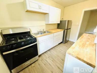 Main picture of 40 102nd St