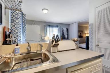 Main picture of 305 W 35th St