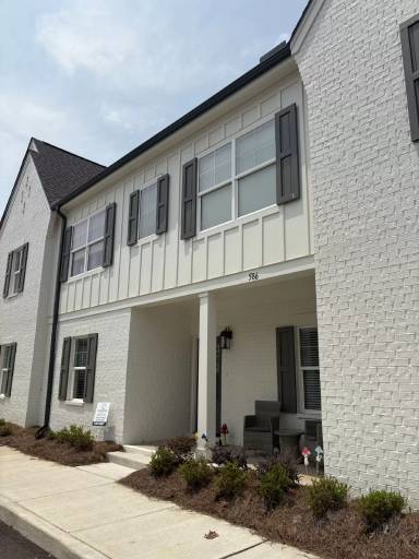 Main picture of 586 Meadow Crest Cir
