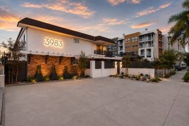 Main picture of 3983 Iowa St