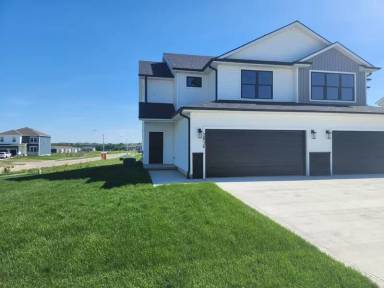 Main picture of 2816 Kestrel St