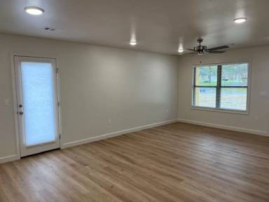 Main picture of 321 E 5th St