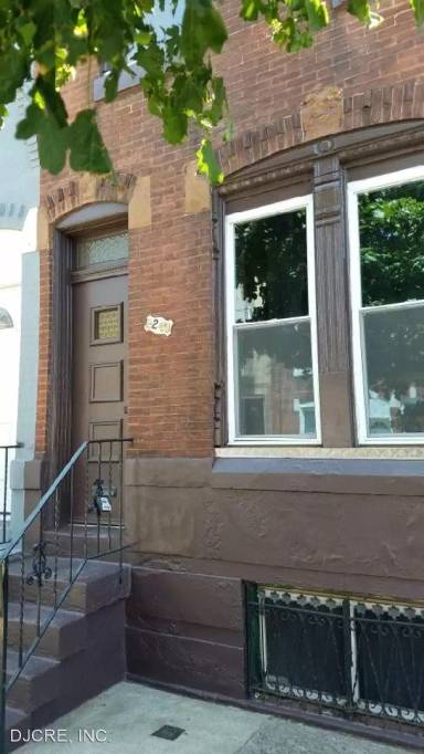 Main picture of 2240 Dickinson St