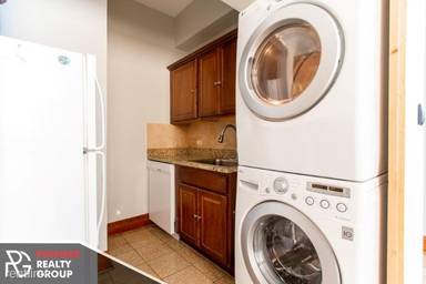 Main picture of 3021 N Broadway St