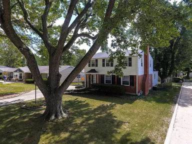 Main picture of 1939 W Riverview Ave