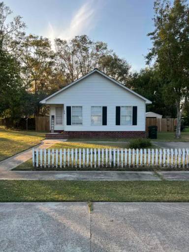 Main picture of 104 Chance Ln