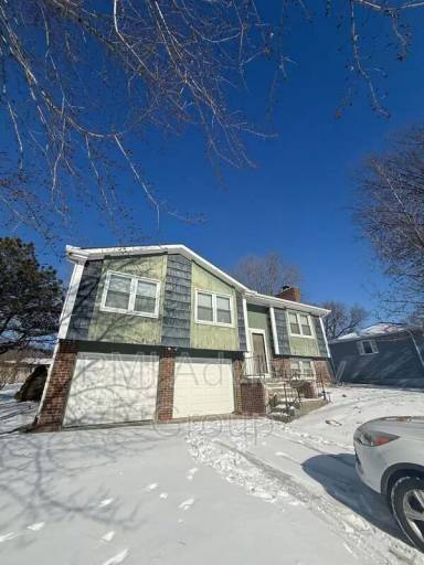 Main picture of 2724 SE Lakeshore Blvd