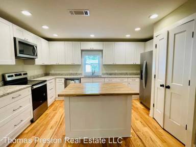 Main picture of 870 Peters St