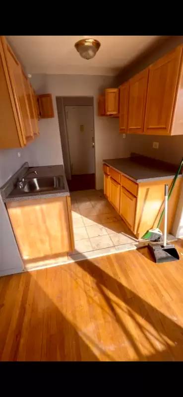 Main picture of 210 W 251st St