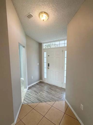 Main picture of 7 Poinsettia Ln