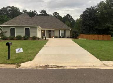 Main picture of 102 Gayden St